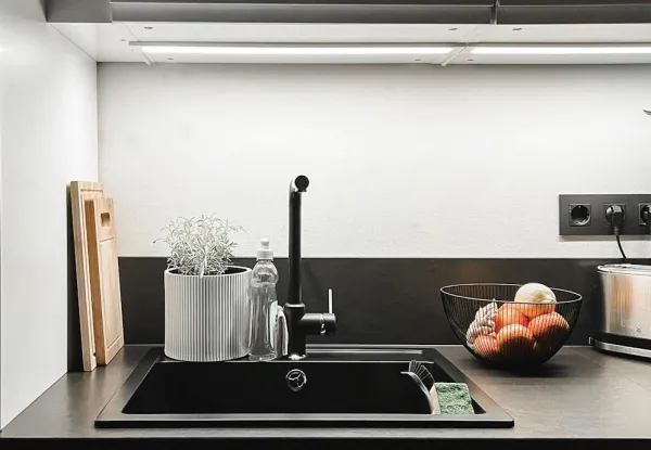 Wash granite sink + black Spike faucet